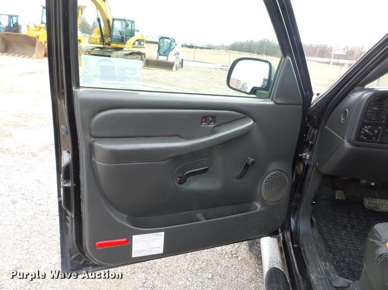 image for item L4561 2006 GMC Sierra 2500HD pickup truck