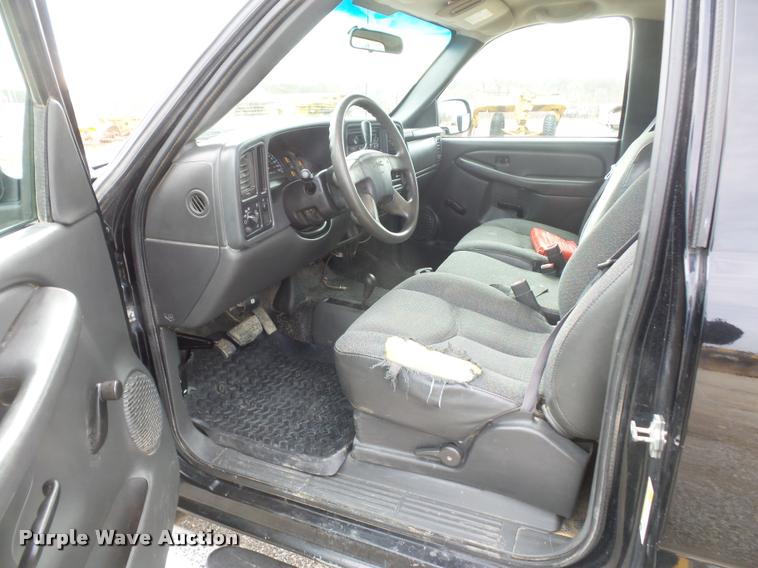 image for item L4561 2006 GMC Sierra 2500HD pickup truck
