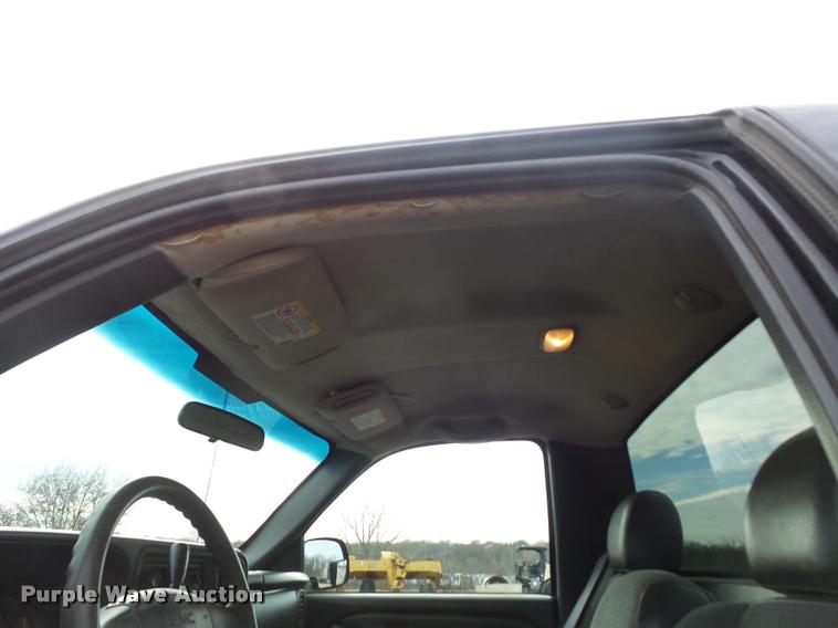 image for item L4561 2006 GMC Sierra 2500HD pickup truck