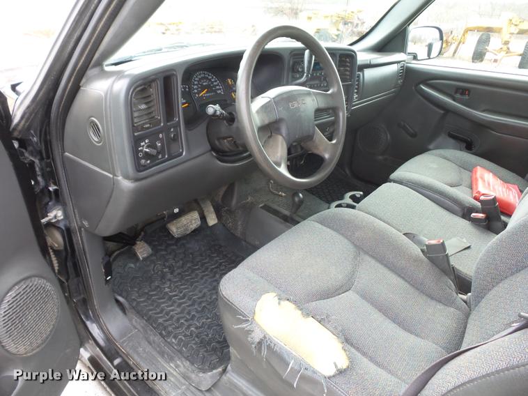 image for item L4561 2006 GMC Sierra 2500HD pickup truck