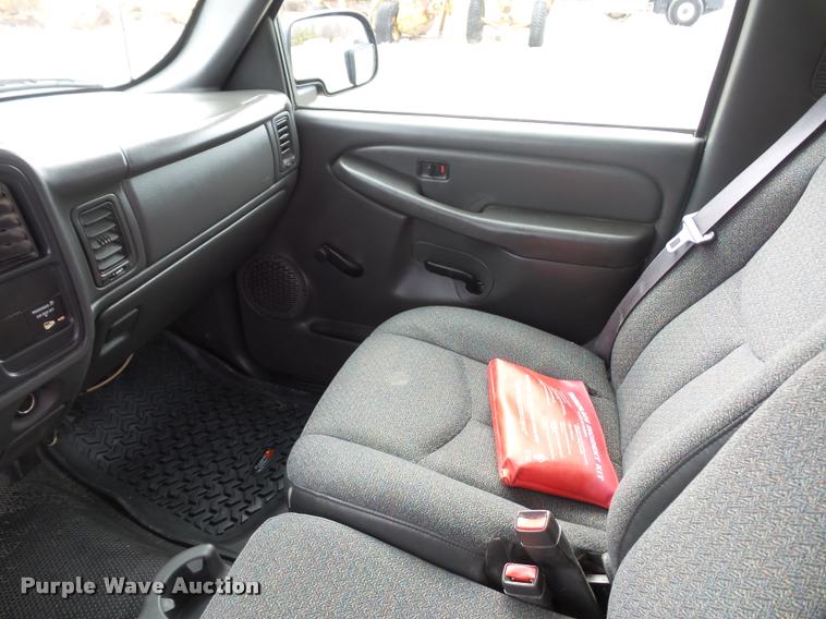 image for item L4561 2006 GMC Sierra 2500HD pickup truck