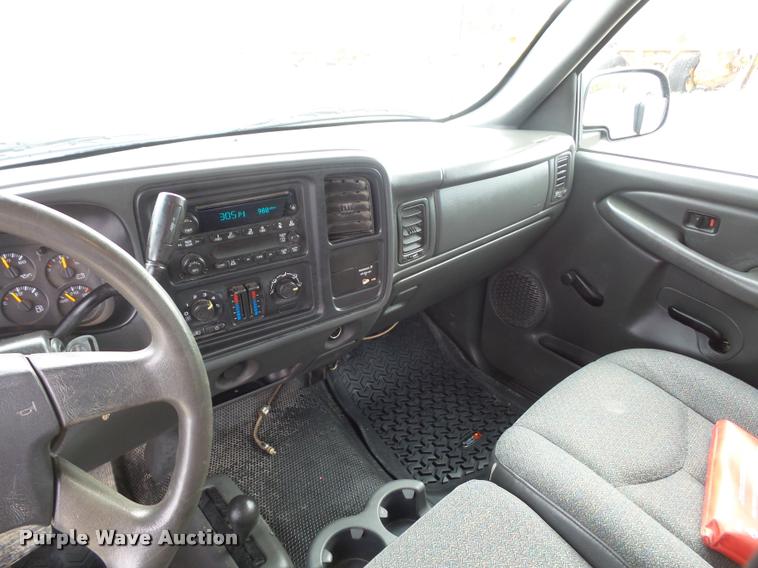 image for item L4561 2006 GMC Sierra 2500HD pickup truck