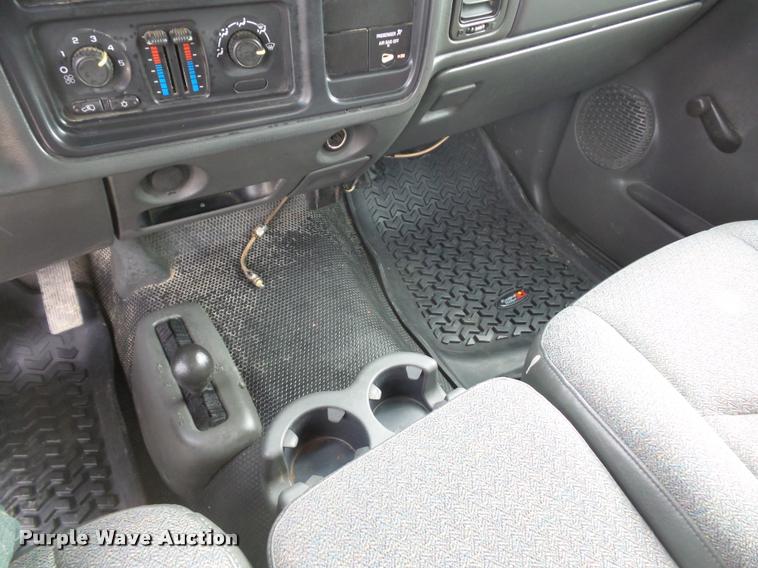 image for item L4561 2006 GMC Sierra 2500HD pickup truck