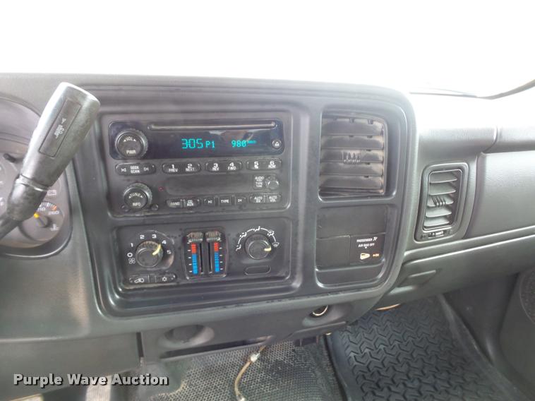 image for item L4561 2006 GMC Sierra 2500HD pickup truck