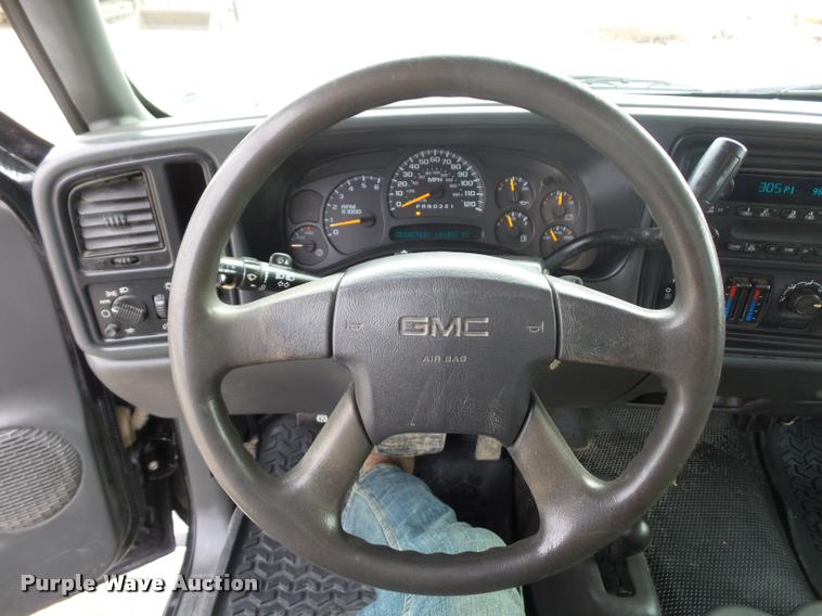 image for item L4561 2006 GMC Sierra 2500HD pickup truck