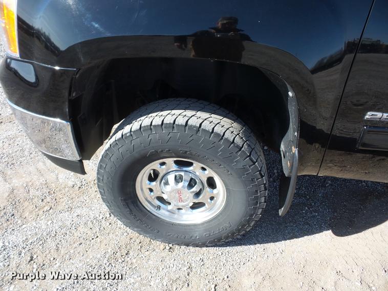image for item L4680 2010 GMC Sierra 2500HD pickup truck