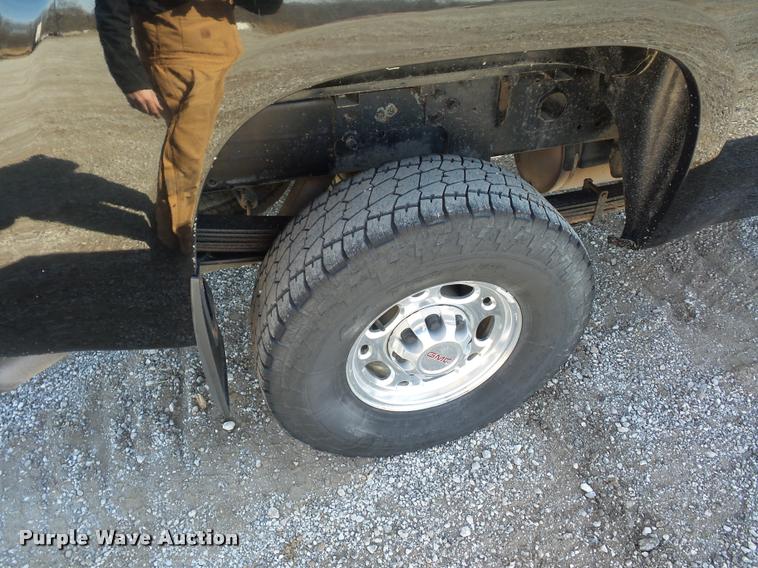 image for item L4680 2010 GMC Sierra 2500HD pickup truck