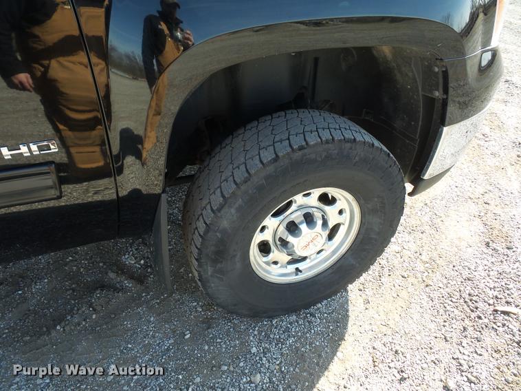 image for item L4680 2010 GMC Sierra 2500HD pickup truck