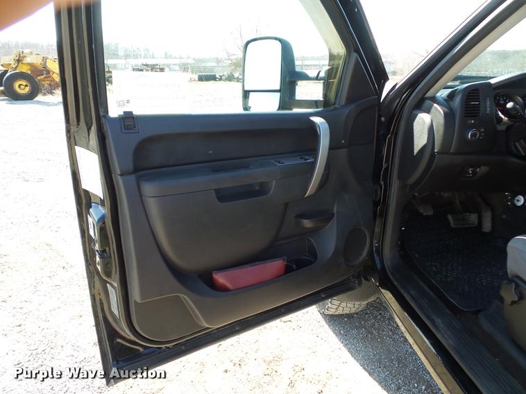 image for item L4680 2010 GMC Sierra 2500HD pickup truck