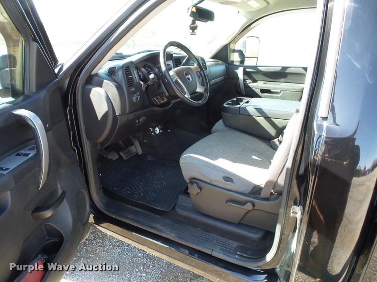 image for item L4680 2010 GMC Sierra 2500HD pickup truck