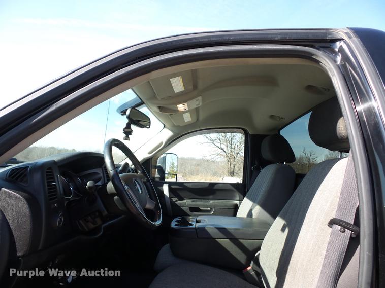 image for item L4680 2010 GMC Sierra 2500HD pickup truck