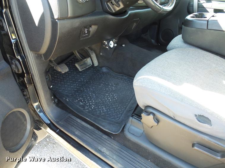 image for item L4680 2010 GMC Sierra 2500HD pickup truck