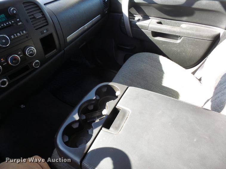 image for item L4680 2010 GMC Sierra 2500HD pickup truck