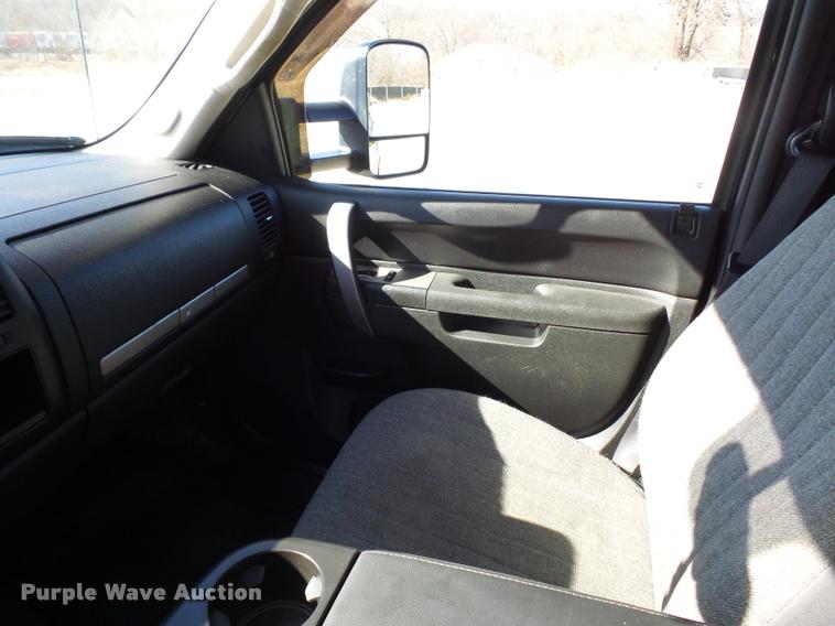 image for item L4680 2010 GMC Sierra 2500HD pickup truck