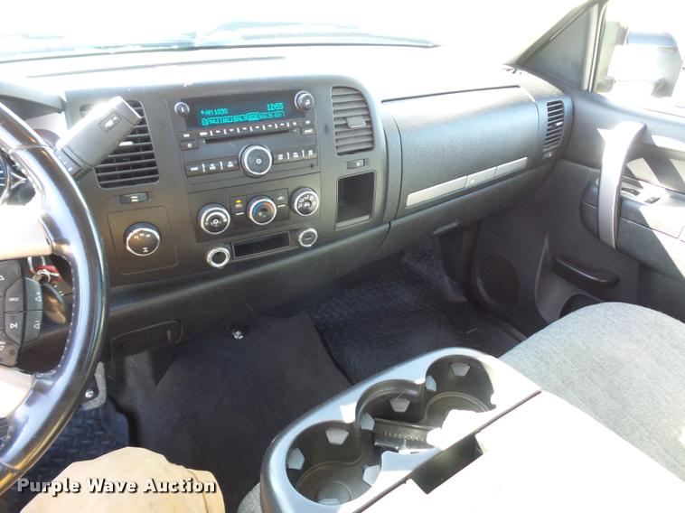 image for item L4680 2010 GMC Sierra 2500HD pickup truck