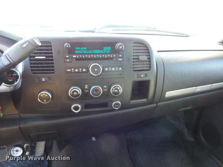 image for item L4680 2010 GMC Sierra 2500HD pickup truck