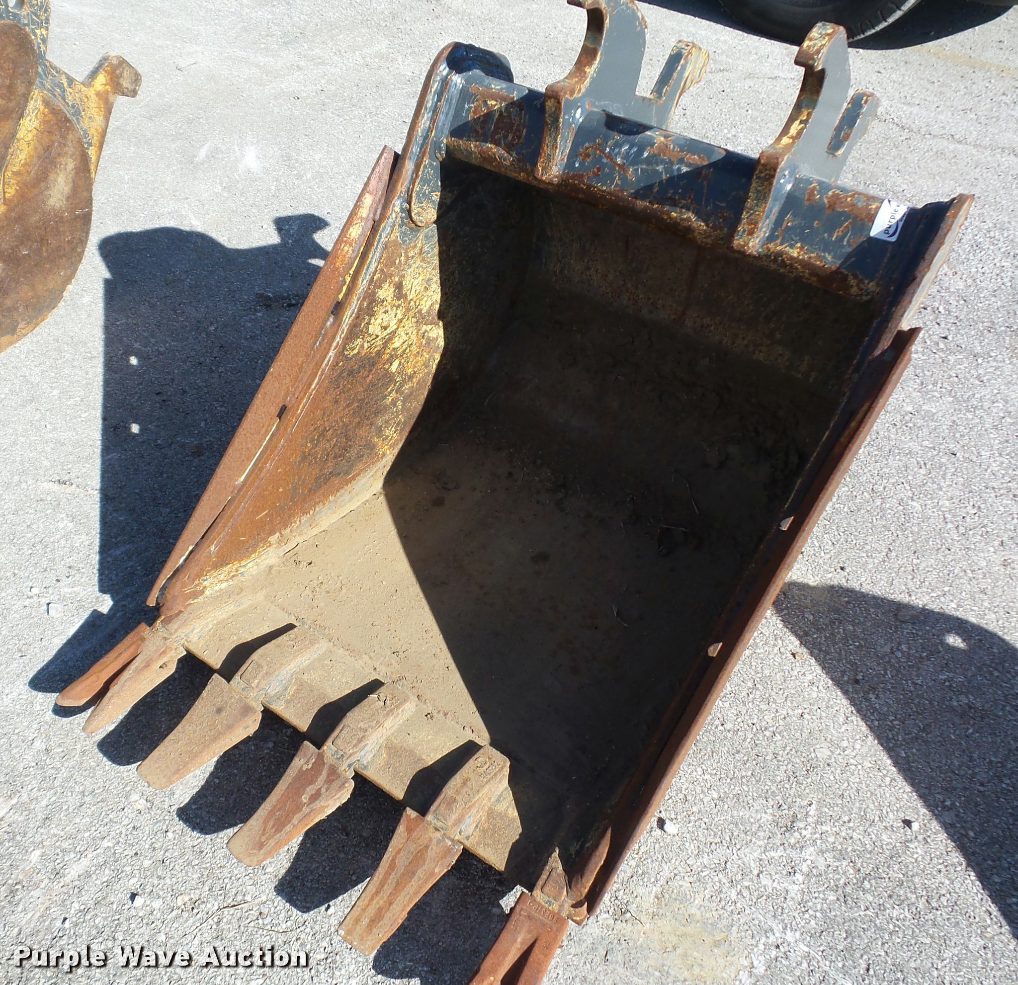 John Deere excavator bucket in Greenwood, MO Item AX9380 sold