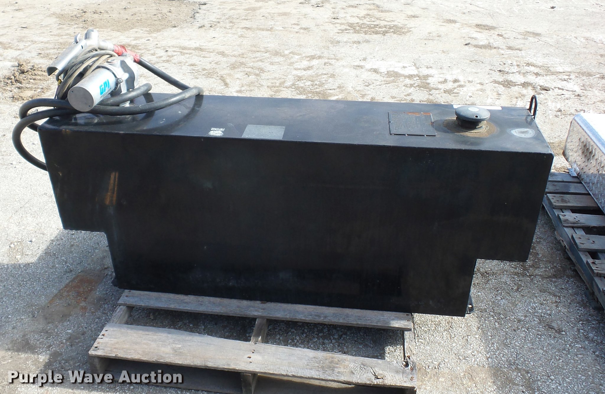 Auxiliary fuel tank in Greenwood, MO Item AX9381 sold Purple Wave