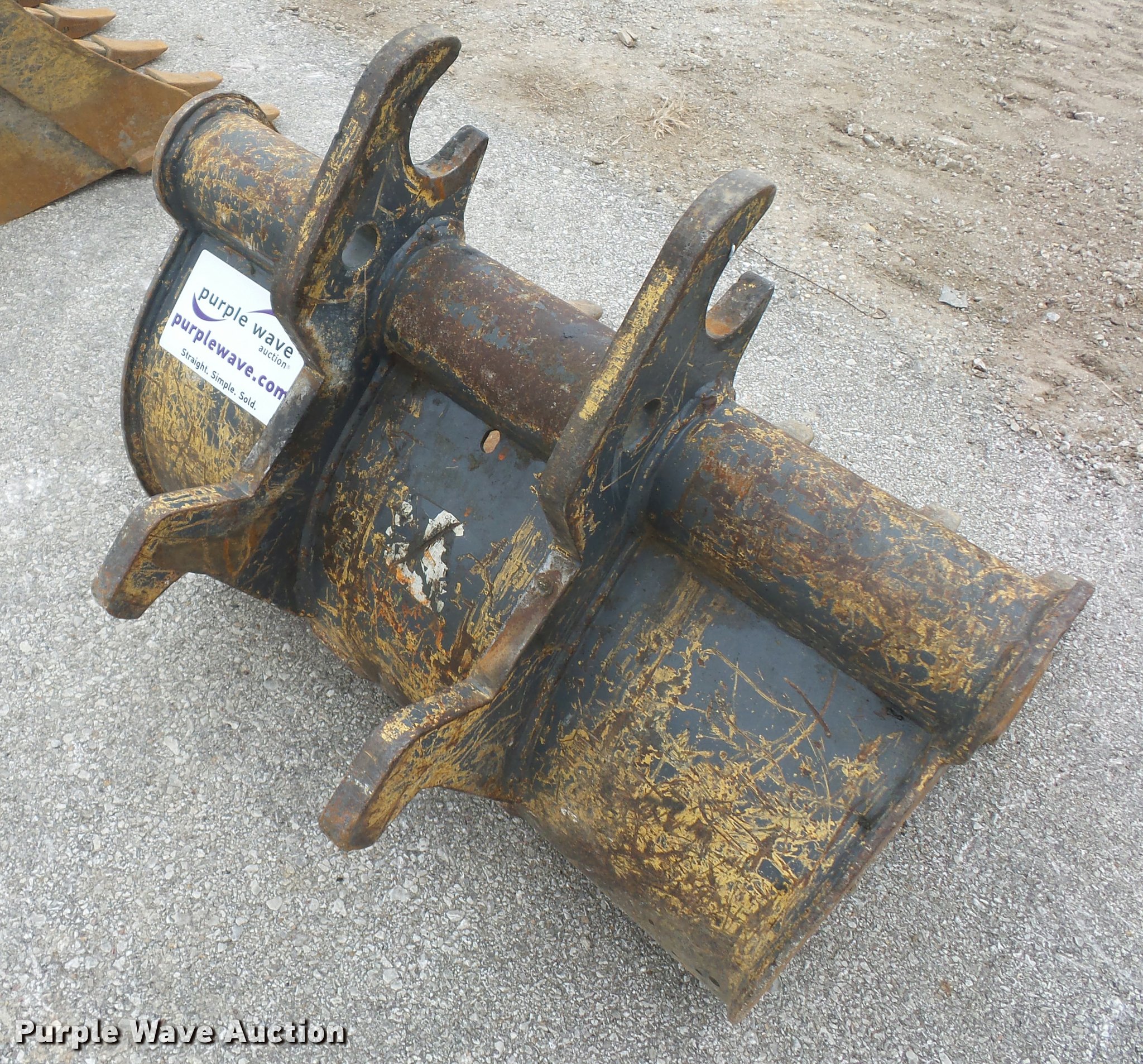 John Deere excavator bucket in Greenwood, MO Item DA5858 sold