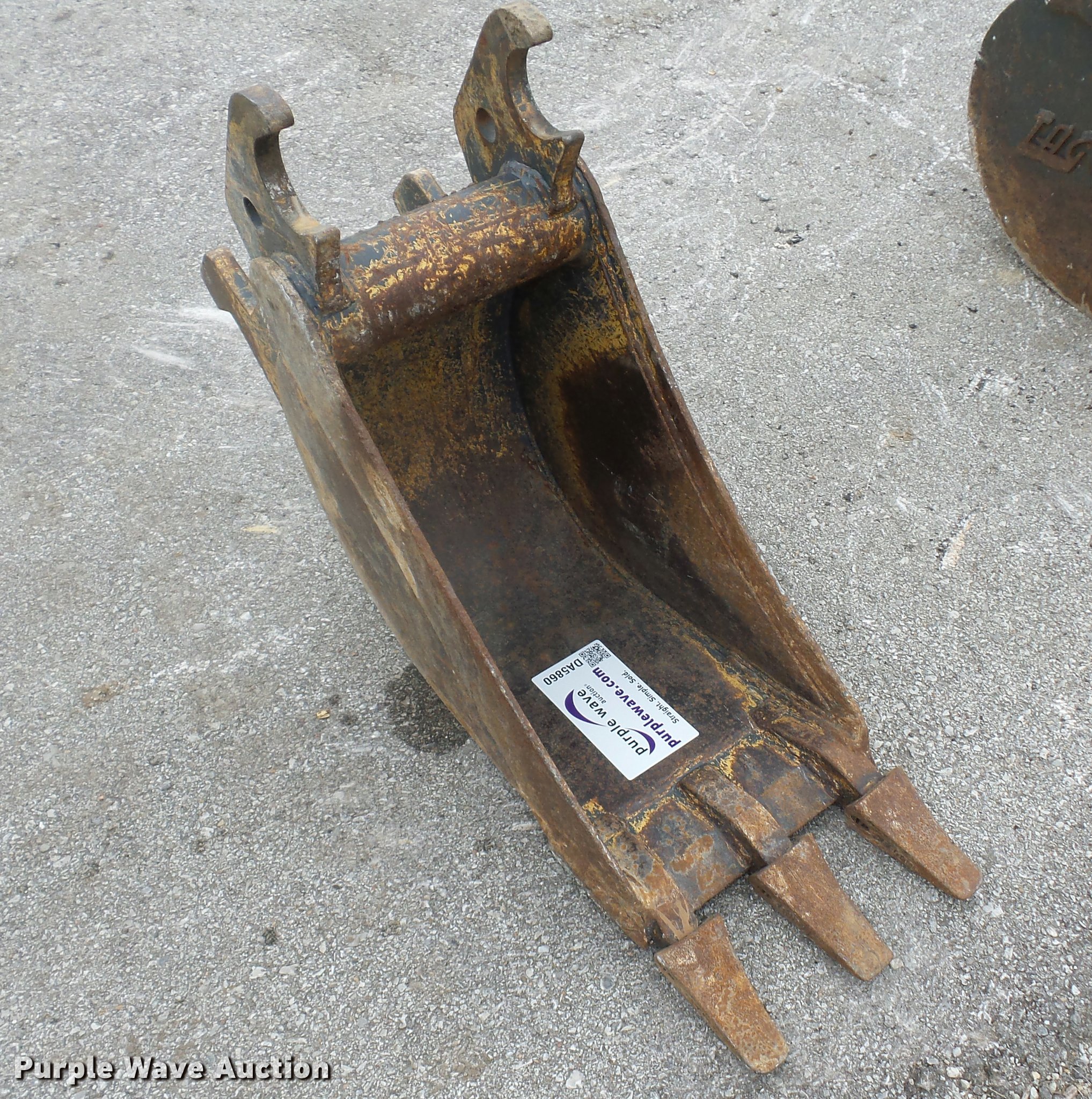 John Deere excavator bucket in Greenwood, MO Item DA5860 sold