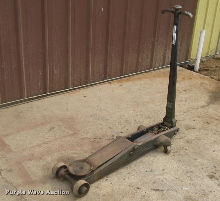 Walker floor jack in Hutchinson, KS Item AR9907 sold Purple Wave