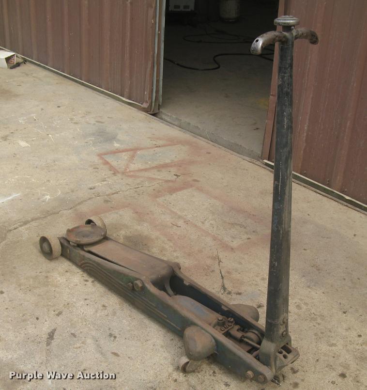 image for item AR9907 Walker floor jack