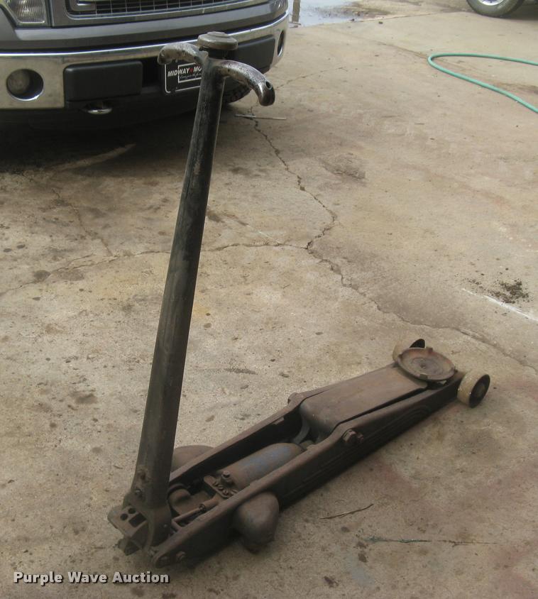 image for item AR9907 Walker floor jack