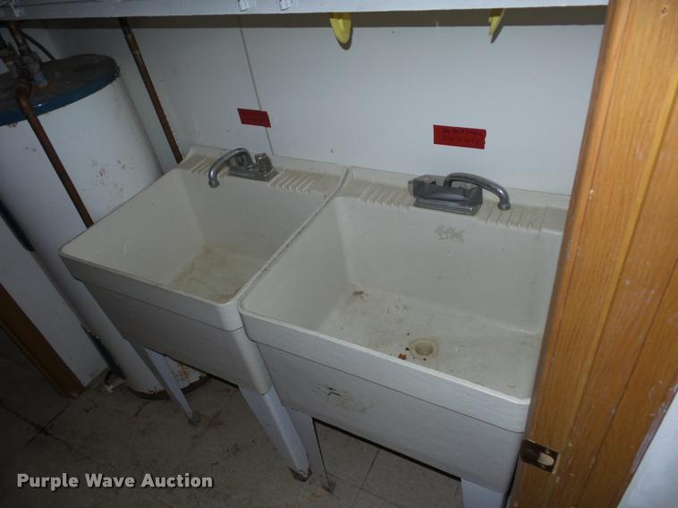 image for item BI9139 1988 mobile shower trailer