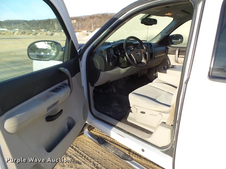 image for item CB9820 2007 Chevrolet Silverado K2500HD Ext. Cab pickup truck