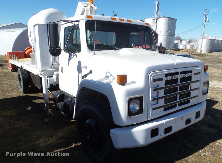 image for item CB9822 1985 International 1954 service truck