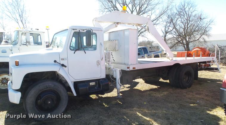 image for item CB9822 1985 International 1954 service truck