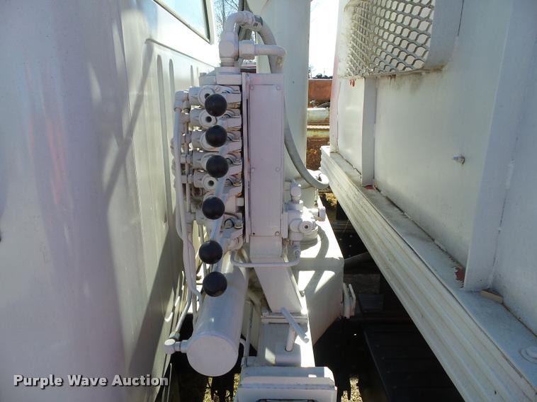 image for item CB9822 1985 International 1954 service truck