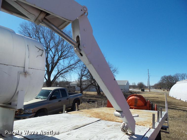 image for item CB9822 1985 International 1954 service truck