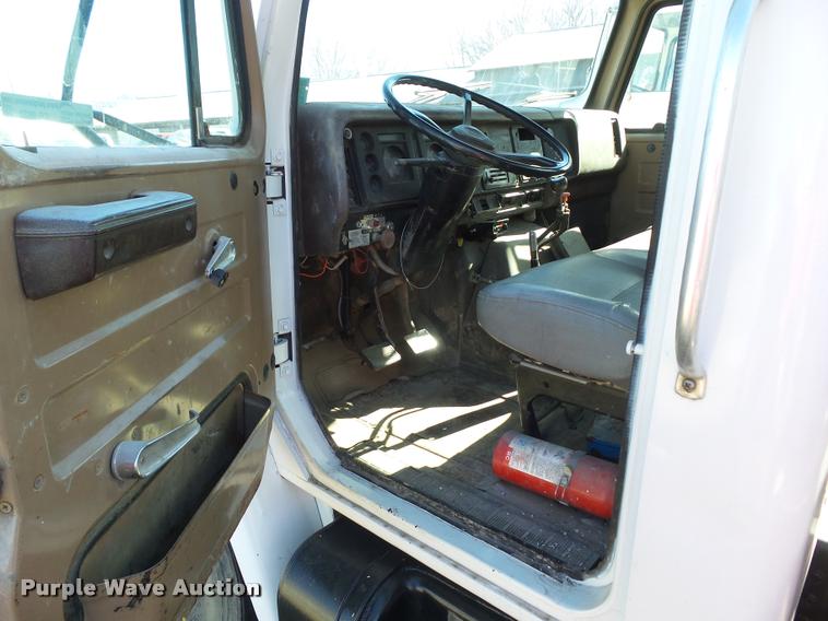 image for item CB9822 1985 International 1954 service truck