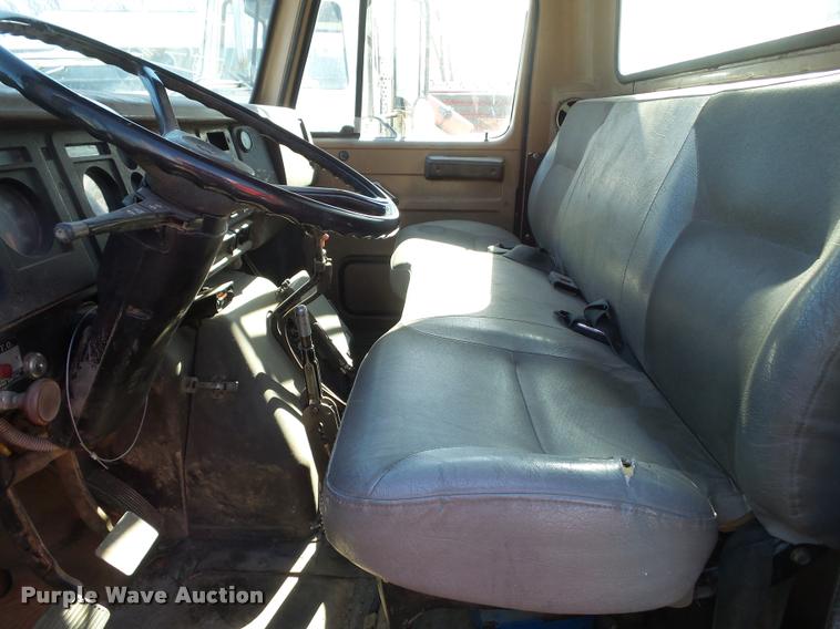 image for item CB9822 1985 International 1954 service truck