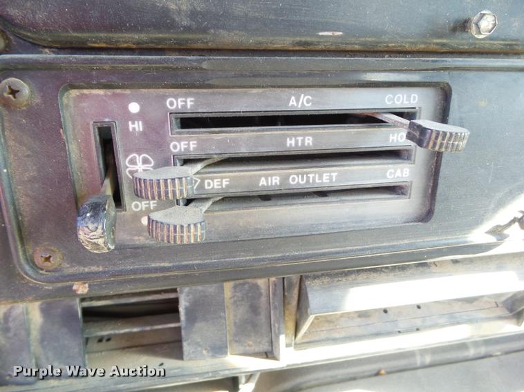 image for item CB9822 1985 International 1954 service truck