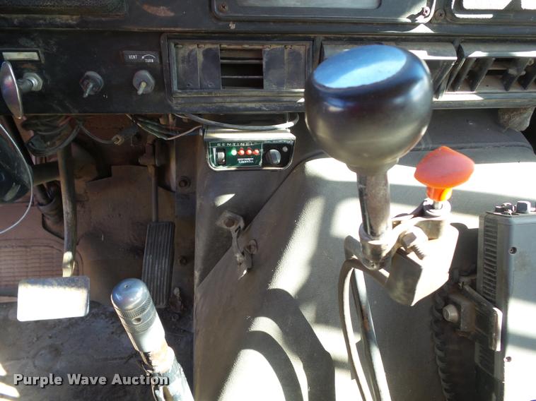 image for item CB9822 1985 International 1954 service truck