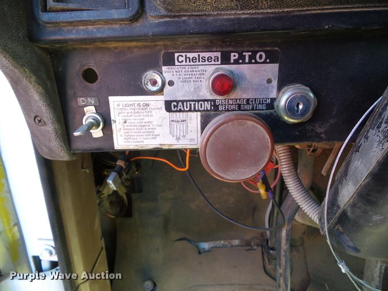 image for item CB9822 1985 International 1954 service truck