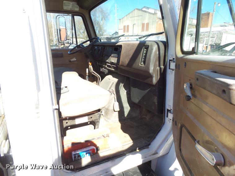 image for item CB9822 1985 International 1954 service truck