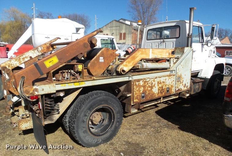 image for item CB9823 1984 Ford LN8000 service truck