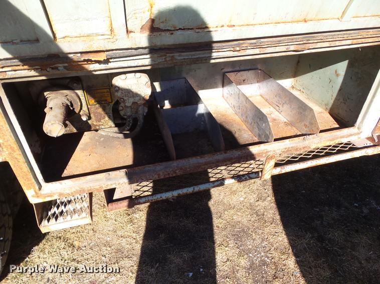 image for item CB9823 1984 Ford LN8000 service truck