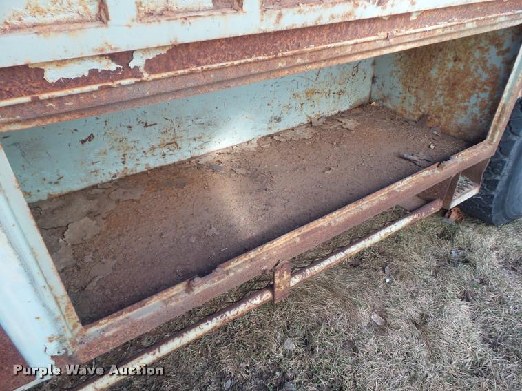 image for item CB9823 1984 Ford LN8000 service truck