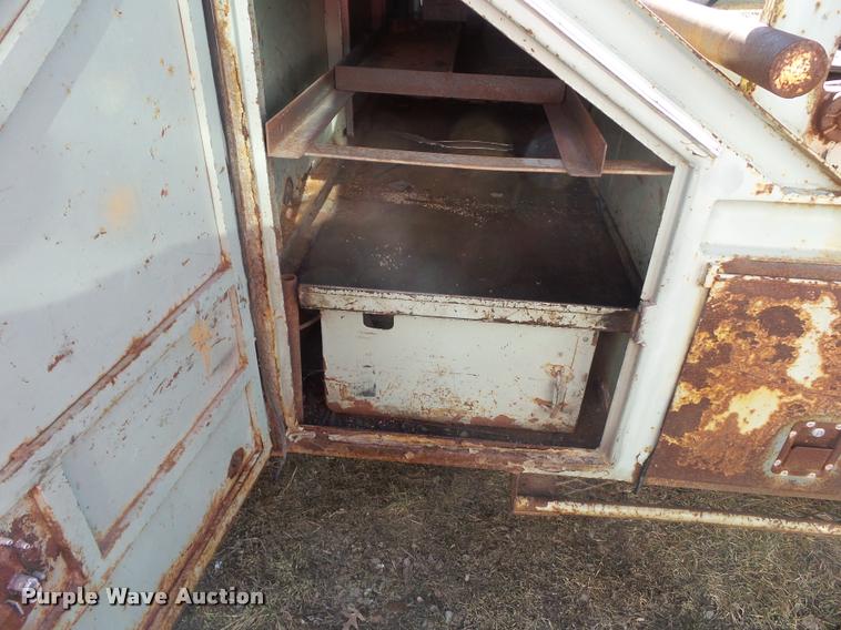 image for item CB9823 1984 Ford LN8000 service truck