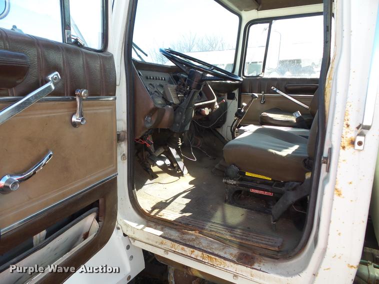 image for item CB9823 1984 Ford LN8000 service truck