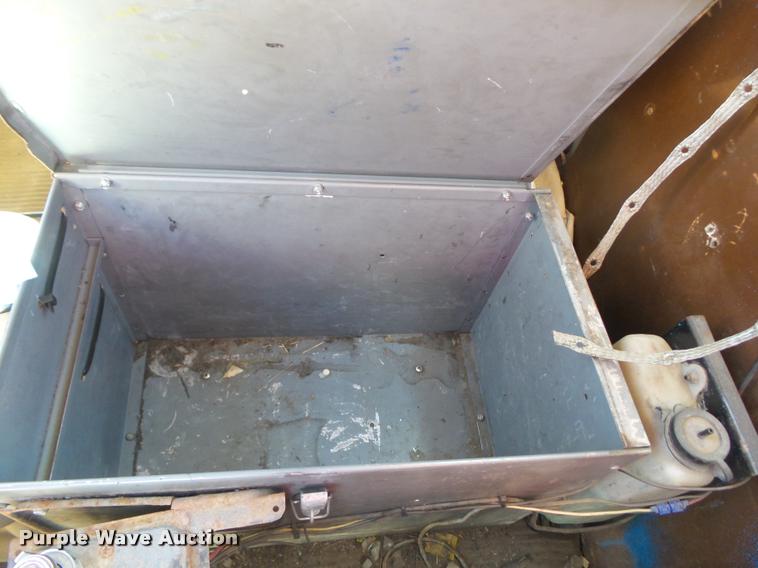 image for item CB9823 1984 Ford LN8000 service truck