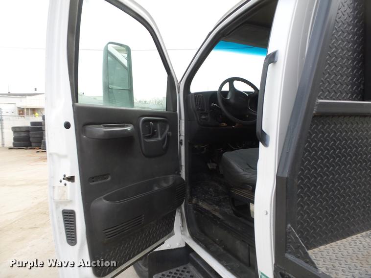 image for item DA0544 2003 GMC C4500 flatbed truck