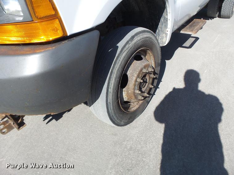 image for item DA3330 2000 Ford F450 Super Duty flatbed truck