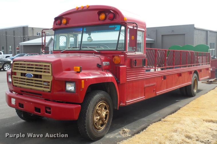 image for item DA4003 Ford B700 bus