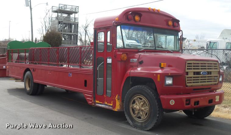 image for item DA4003 Ford B700 bus