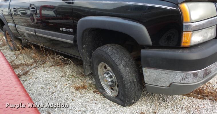 image for item DA5841 2004 Chevrolet Silverado 2500HD Crew Cab pickup truck